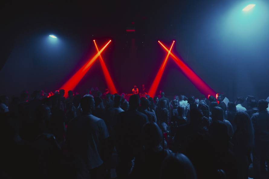 Noć koja mijenja pravila: Sirovu energiju ovog petka u Peti Kupe donosi Planet srijeda