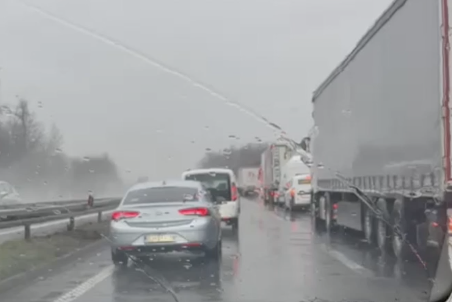 VIDEO Kaos na cestama od jutra: Gužve i kolone zbog kiše, vjetra i prometnih nesreća