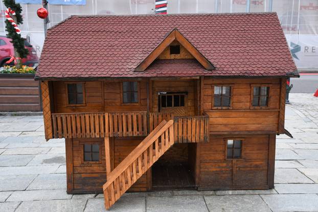 Sisak: Maketa posavskog sela ukrašava prostor kod božićnog drveta