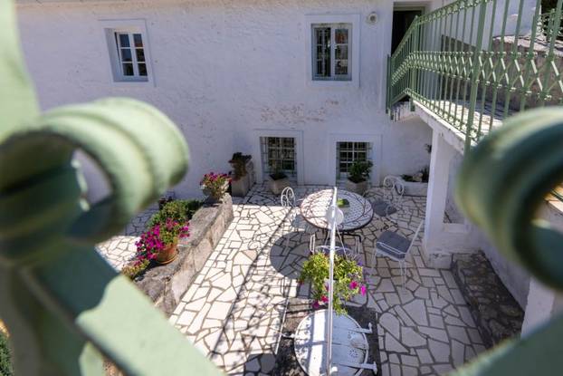 FOTO Ovaj predivan kameni dvorac s bazenom se prodaje za manje od 2 milijuna eura!