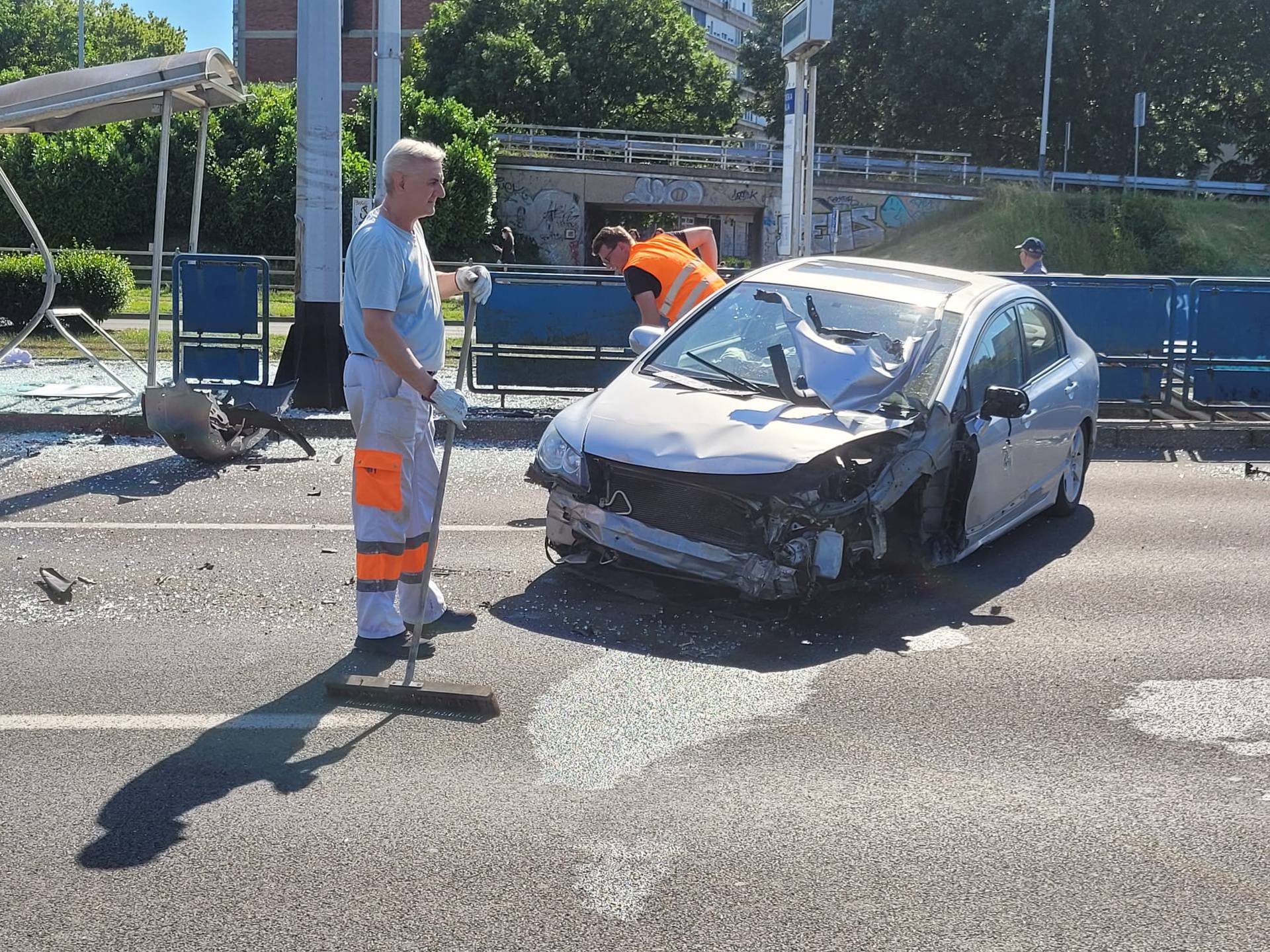 Profesor koji je autom 'pokosio' tramvajsku stanicu nudi svoju pomoć ozlijeđenom dječaku