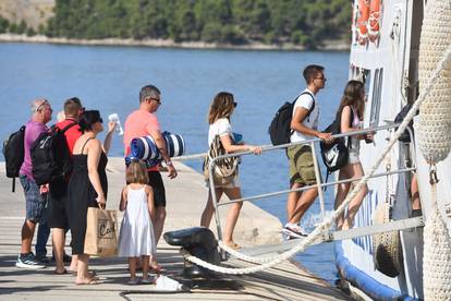 FOTO I dalje paklene vrućine: Spas od toplinskog vala mnogi su odlučili potražiti na otocima