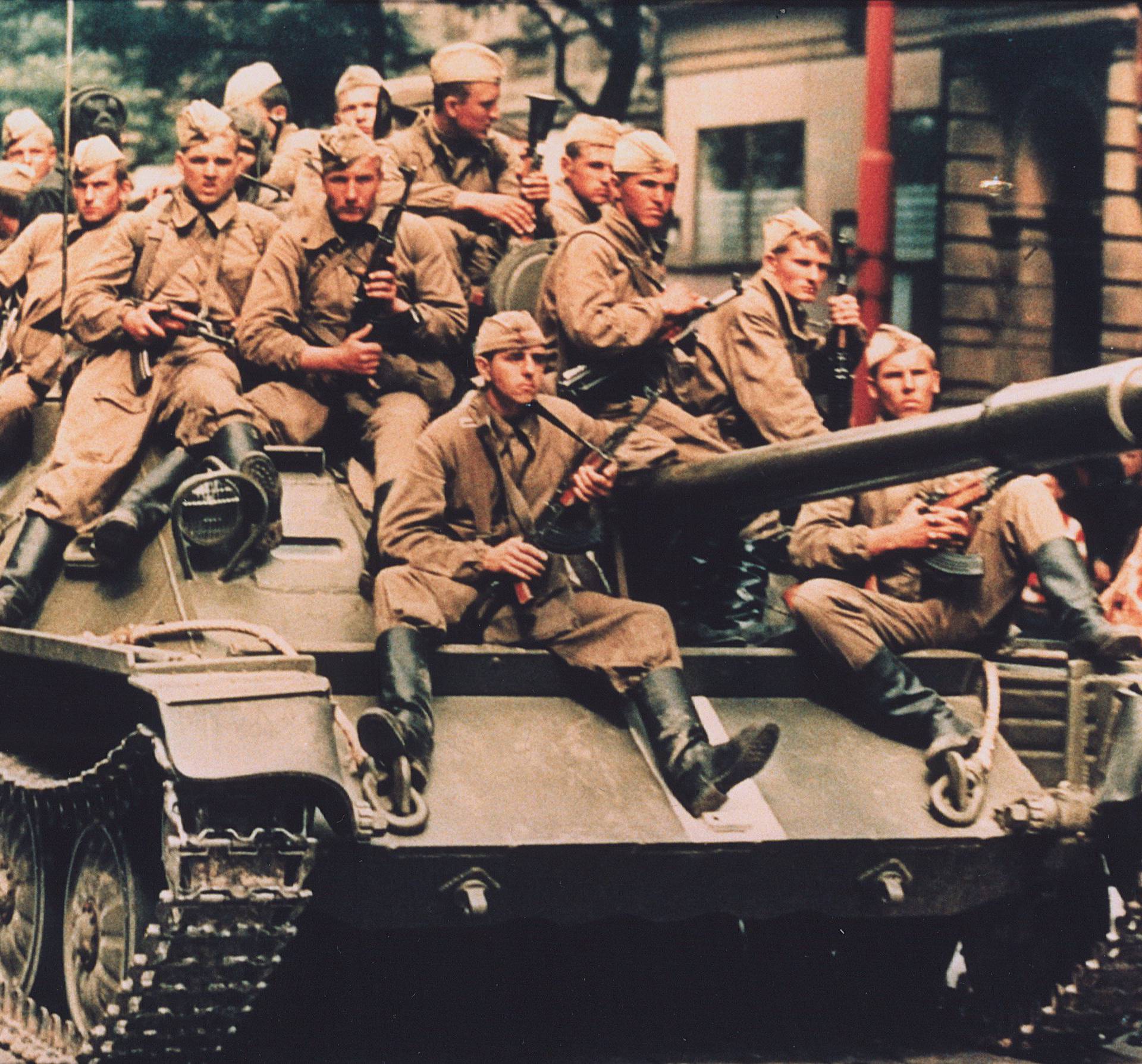 Prag 1968, Panzer in Prag
