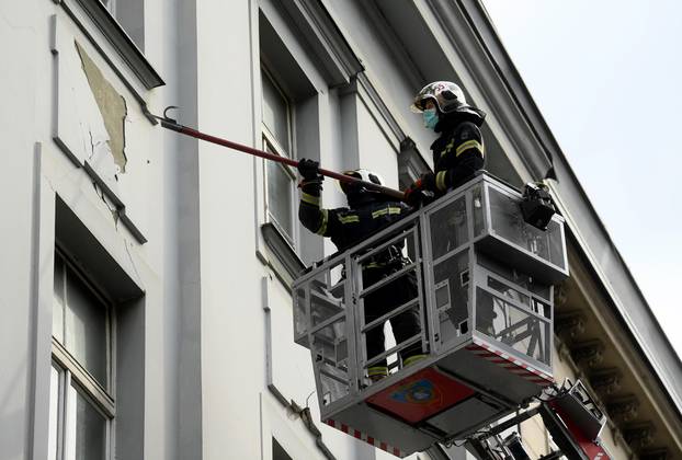 Zagreb: Vatrogasci skidaju opasne dijelove sa zgrade Croatia osiguranja