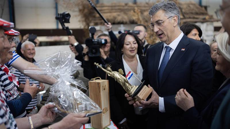 FOTO Plenkovića na sajmu u Mostaru iznenadili s Kipom slobode, a tu je i mala zastava