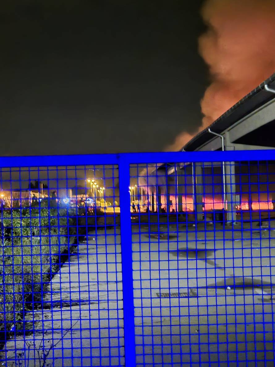 Galerija snimki i fotografija: Ovako je gorjelo na Jakuševcu! Vatru je gasilo 19 vatrogasaca