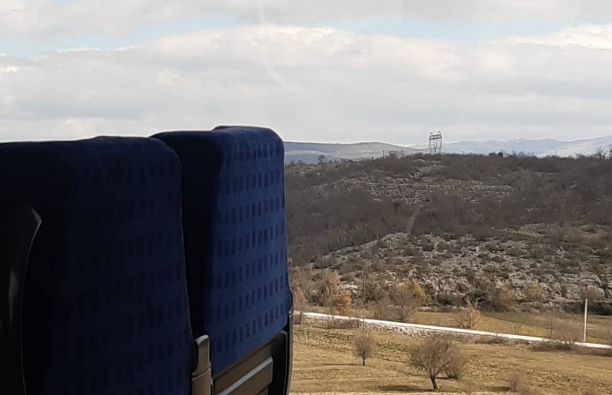 Čovjek kojeg je kod Šibenika udario vlak gurao je bačvu preko pruge, teško je ozlijeđen