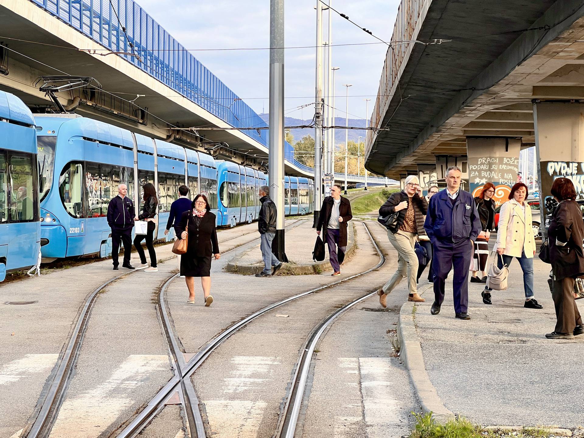 Jedna osoba poginula u sudaru tramvaja i autobusa