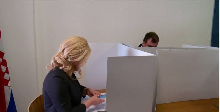 Kolinda u neprimjerenoj radnji: Uslikala je svoj glasački listić