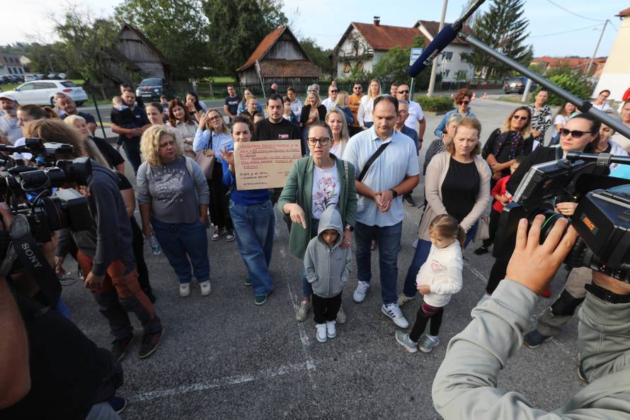 Zagreb: Prosvjed roditelja i djece Donjeg Dragonošca koja nastavu pohađaju u vatrogasnom domu