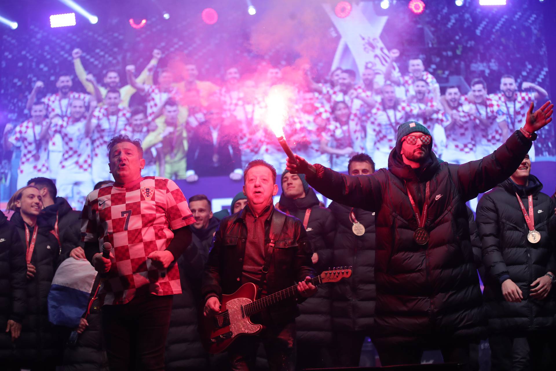 Zagreb: Vatreni na pozornici na glavnom Trgu napravili pravu feštu