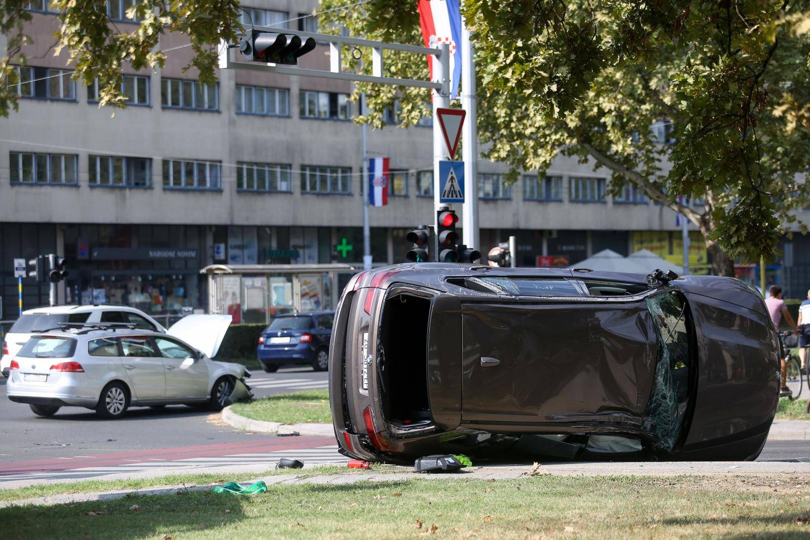 Zagreb: Prometna nesreÄa na kriÅ¾anju Vukovarske i Koranske ulice, auto zavrÅ¡io na krovu