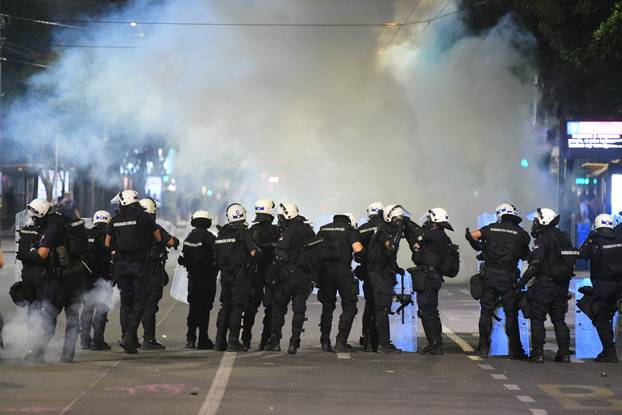 Beograd: Na Slaviji policija protiv prosvjednika upotrijebila suzavac