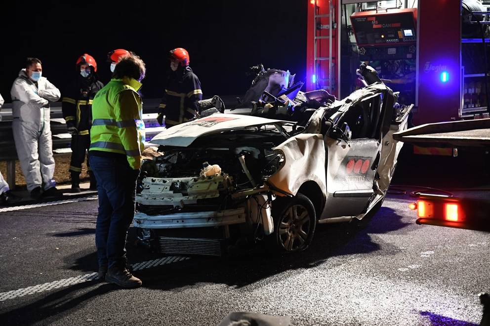 Stravične fotografije: Mladići nisu imali šanse, ovo je ostalo od auta nakon sudara u Istri