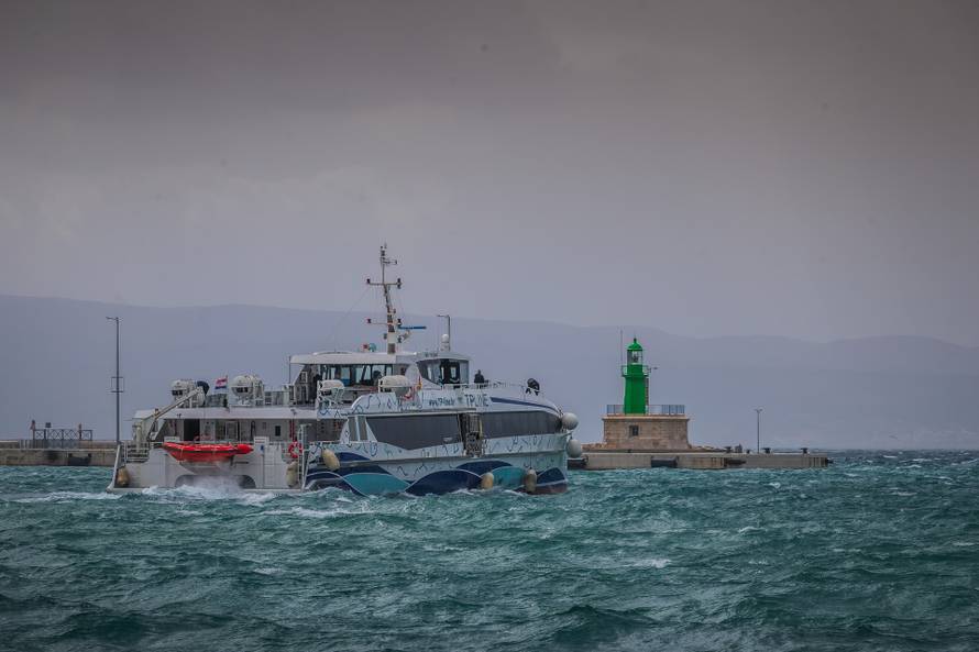 Split: Orkansko jugo potopilo rivu te stvaralo probleme u pomorskom prijevozu