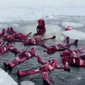 VIDEO U Moskvi je -20 &deg;C, a oni plutaju u ledu. I to 40 minuta!