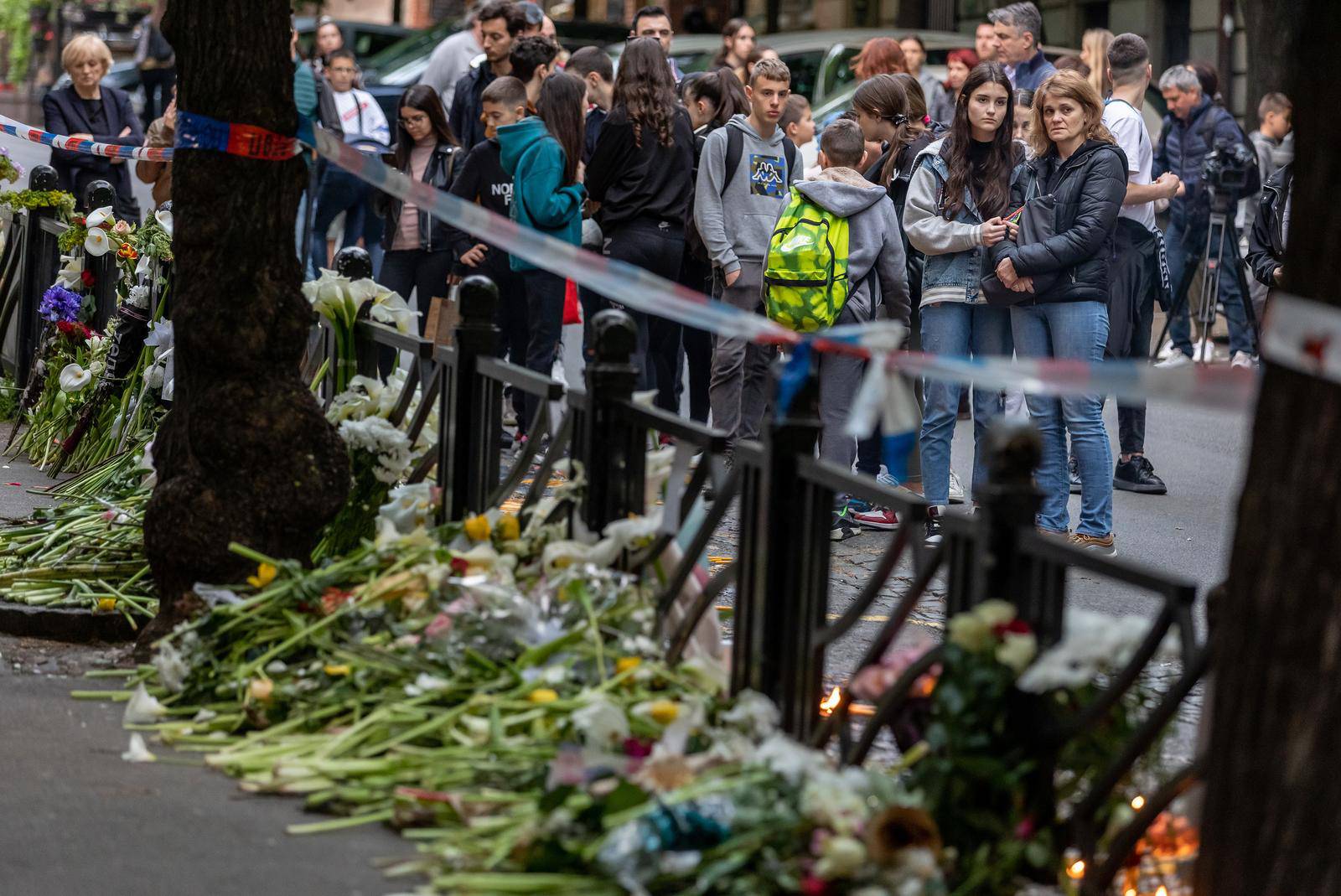 Beograd: Veliki broj građana polaže cvijeće i pali svijeće ispred škole gdje je ubijeno devetero ljudi