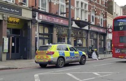 Teroristički napad u Londonu: Izbo ljude mačetom, upucali ga