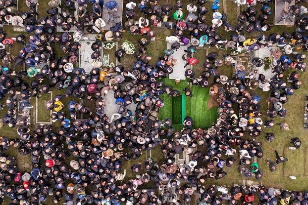 Sarajevo: Pogled iz zraka na posljednji ispraćaj Halida Bešlića na gradskom groblju Bare