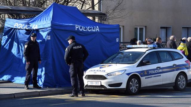 Policijski očevid na autobusnoj stanici u Sesvetama gdje je pronađeno tijelo muškarca