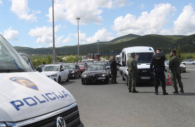 Navijači Rijeke na izlazu Dugopolje uz policijsku pratnju nastavljaju prema Poljudu