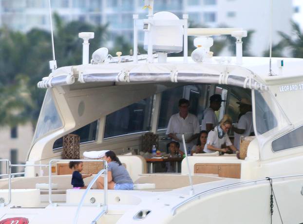 Jay-z and Beyonce Spend a Day in a Yacht With Family and Friends