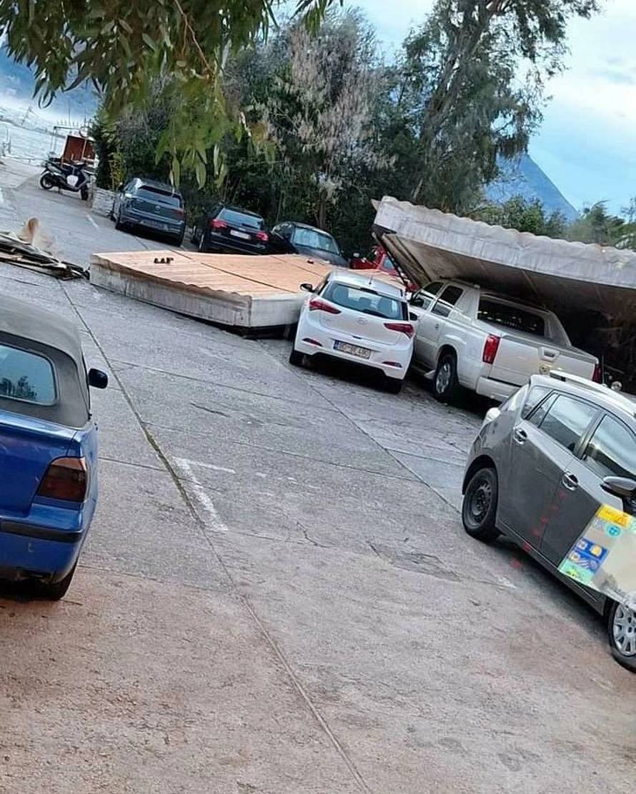 Dramatične scene iz Budve: Jak vjetar srušio krov sa škole i pao na aute, džip potpuno smrskan