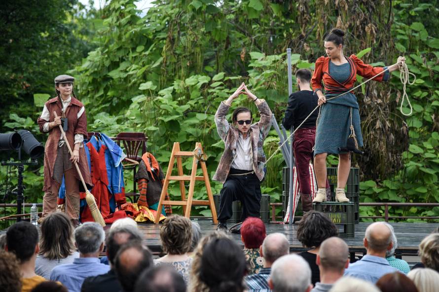 Zagreb: Predstava "Ubu Ovo Ono" u parku Ribnjak