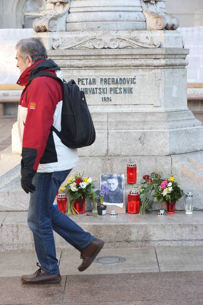 Zagreb: Na Cvjetnom trgu gore svijeće za  Alekseja Navalnog