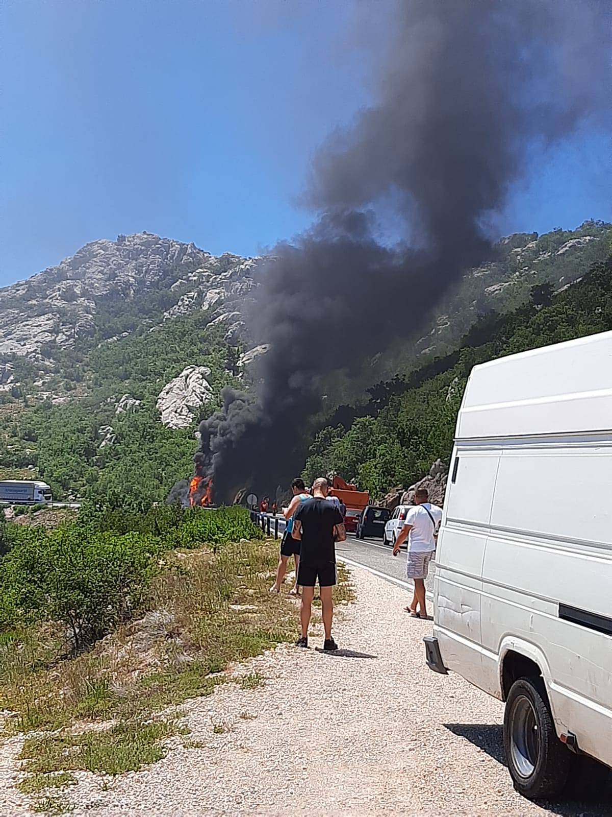 Zapalio se traktor na cesti D1, gori između Gračaca i Obrovca...