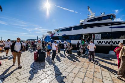 FOTO Turisti uživaju na Hvaru: Ljeto se tu nije do kraja predalo