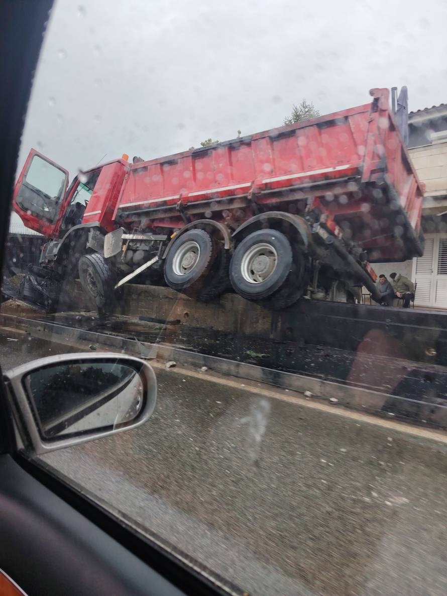 SCENA UŽASA Vozač izgubio kontrolu, kamion se prevrnuo na ogradu: Sve je puno policije!
