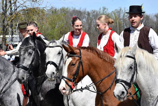 U Velikoj Kopanici održana manifestacija Uskrsno jahanje 