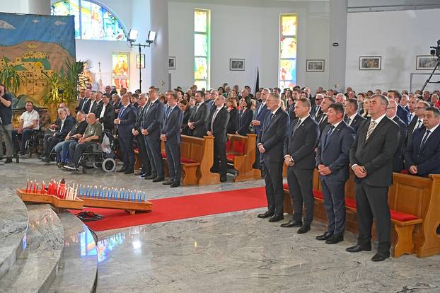 FOTO Pogledajte vježbe HV-a i policije u Okučanima: Borbe, eksplozija i skok padobranom!