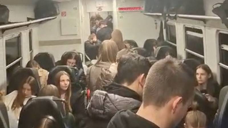 VIDEO Vlak koji je vozio prema Osijeku iznenada stao: 'Ugasila su se svjetla, dva sata čekamo!'