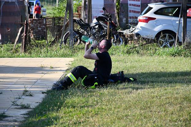 FOTO Buktinja 'progutala' halu tvornice Windor kod Pleternice