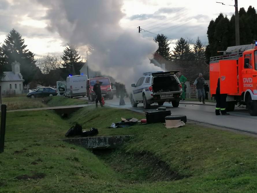 Policajci jurili po migrante pa im se usred vožnje zapalio auto