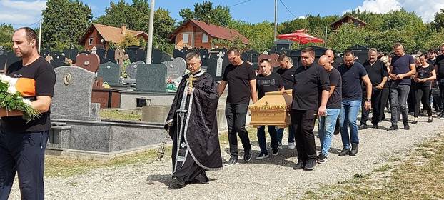 FOTO TUGA U KOTOR VAROŠU Pokopali Draganu (34) koja je poginula u buktinji kod Omiša