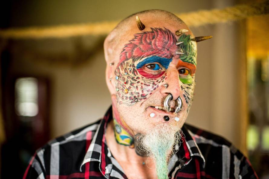 Želi izgledati kao papiga: 110 tetovaža, a uši si je odstranio