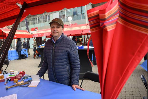 Zagreb: U okviru akcije "Majstori održivosti - sačuvaj, ne bacaj!" povodom Dana planeta Zemlje, obrtnici besplatno popravljali stvari