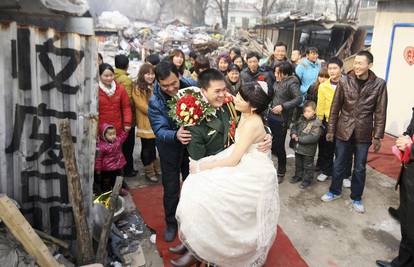 Vjenčanje na otpadu: Mladenci su svoju sreću našli u smeću