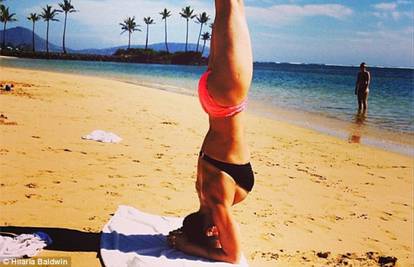 Pokćerka je inspirira: Hilaria Baldwin vježba jogu na plaži
