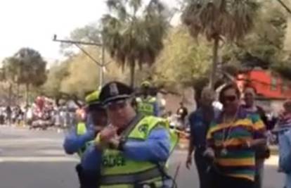 Uzeo pauzu: Policajac plesao s prolaznicima na cesti