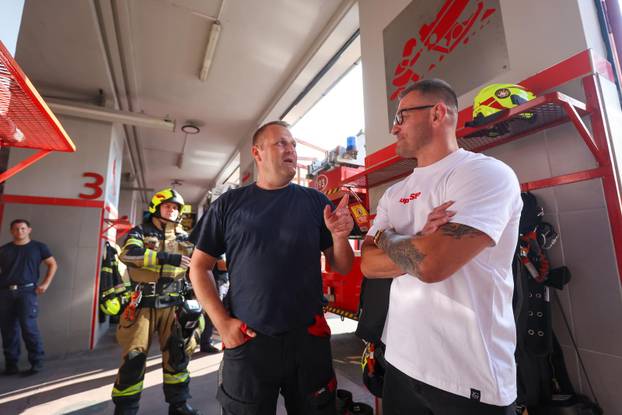 Stipe Miočić prvi se put u životu spustio niz šipku u vatrogasnoj postrojbi Zagreb