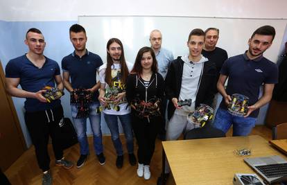 Iz ruku učenika: Vukovarski robot čeliči se sklekovima