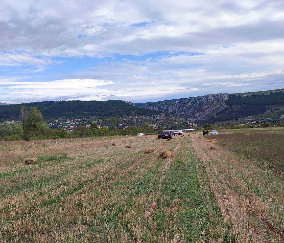 Avion prisilno sletio kod Imotskog zbog kvara na motoru