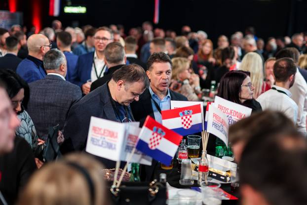 Zagreb: Slavlje u izbornom stožeru Zorana Milanovića nakon rezultata prvih izlaznih anketa