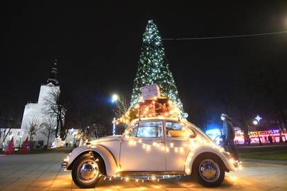 FOTO Advent u Bjelovaru: Cijeli grad pun je lampica i ukrasa