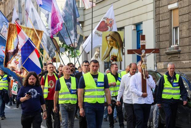 Zagreb: Molitelji na glavnom gradskom trgu
