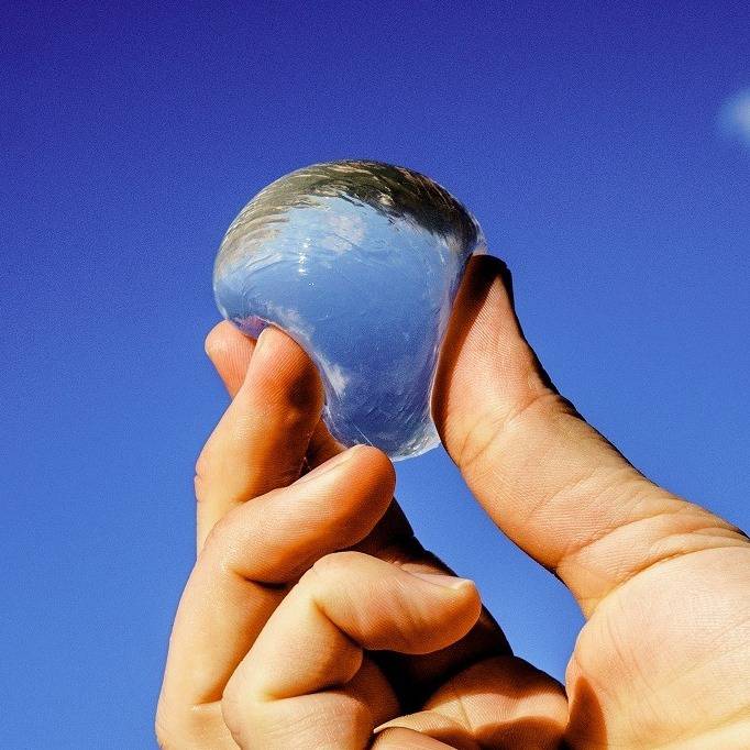 Spas za okoliš: Jestive kuglice s vodom zamijenit će plastiku